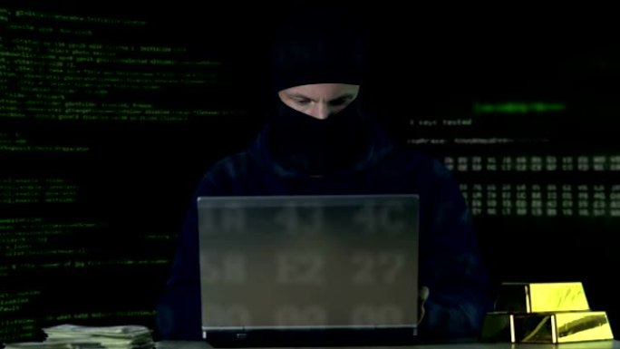 巴拉克拉瓦的罪犯在笔记本电脑上工作，黑客银行安全系统，数据代码