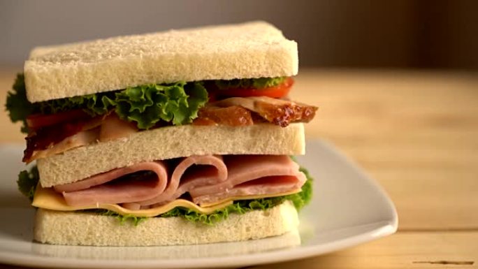 鸡肉和火腿三明治早餐减肥减脂面包片