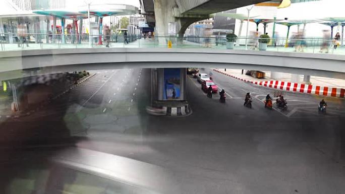 4k时间流逝: 泰国曼谷的空中火车挤满了中央商务区的高峰时间。