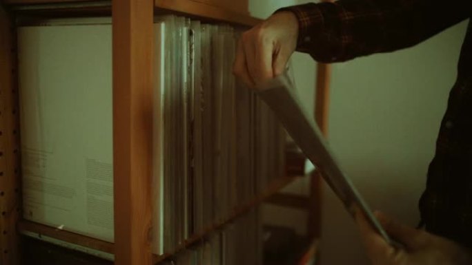 男人用电唱机听黑胶唱片
