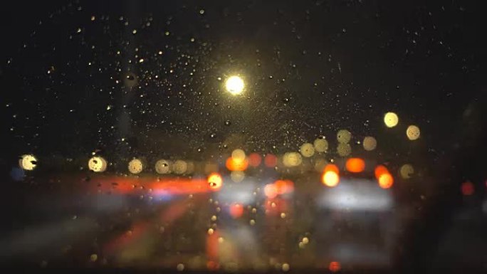 在漆黑的雨夜开车，齿条聚焦。