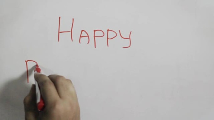 用黑色记号笔在白板上手写 “生日快乐” 信息