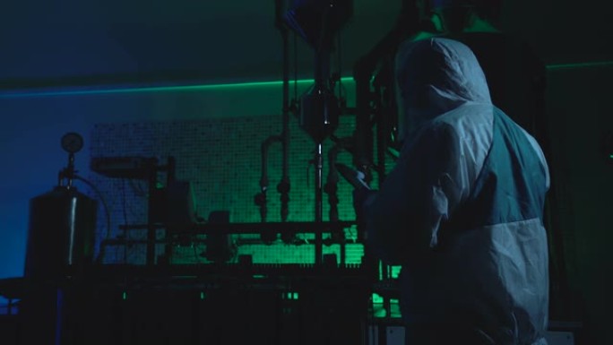 工业间谍活动，穿着防护制服的人在实验室窃取秘密数据