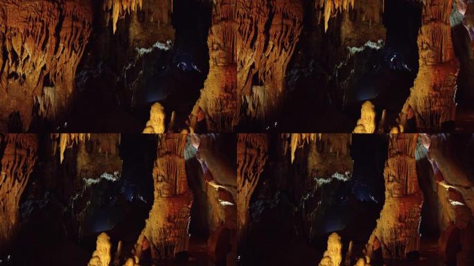 潘洞穴人走过洞口进入地下大厅