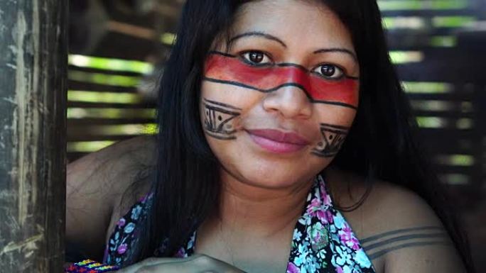 来自瓜拉尼族的巴西土著年轻女子肖像，在小屋特写中