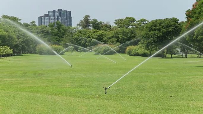 洒水器喷水洒水器喷水公园草地