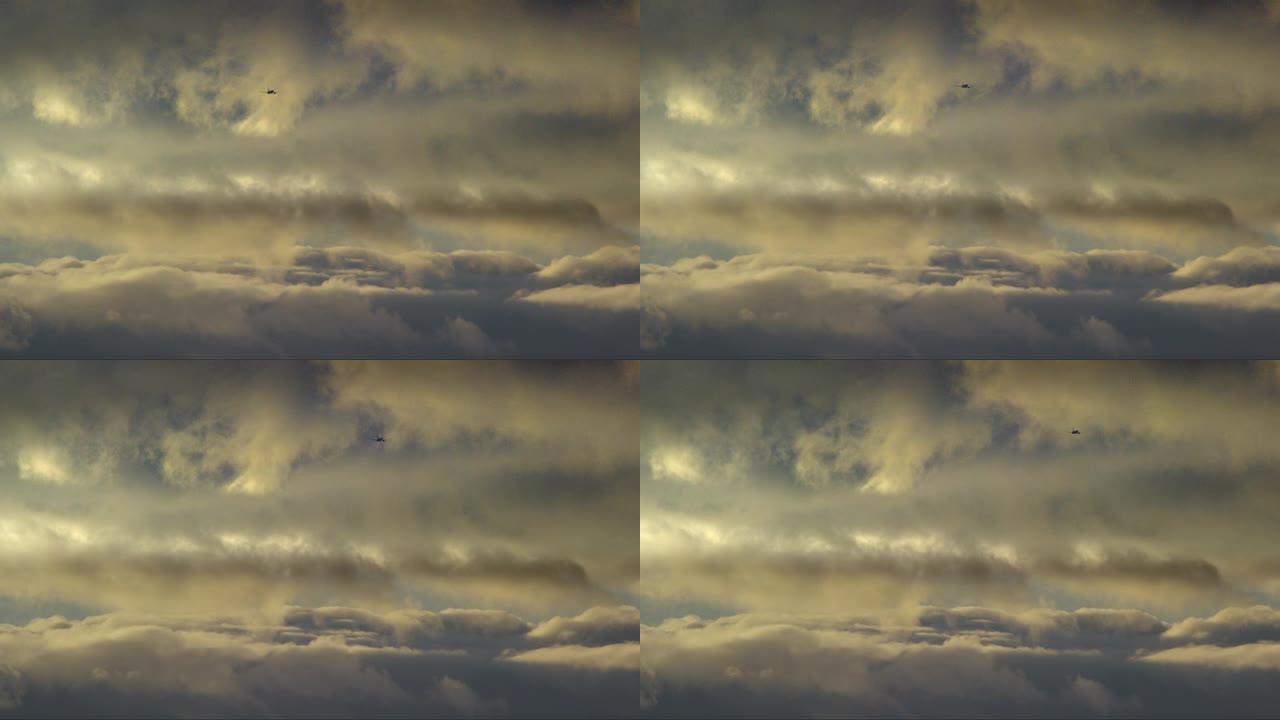 一架剪影的商业客机在日落/日出时在云层中飞行