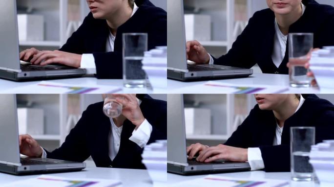 女人焦急地在电脑上打字，喝水，工作时神经衰弱