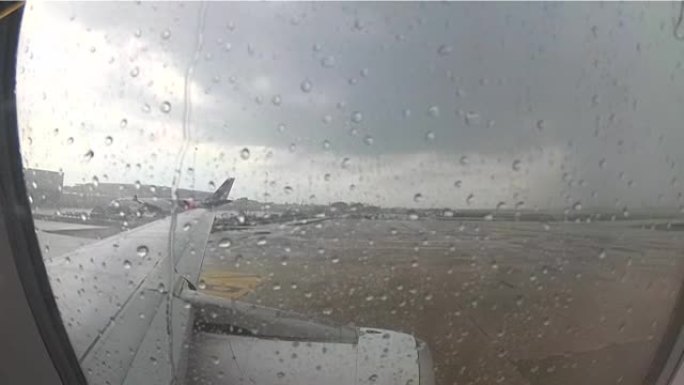 雨中的飞机窗户下雨素材特写实拍