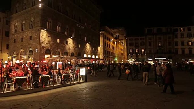 延时: 佛罗伦萨老城区的街景，晚上有人