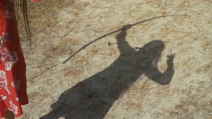 女弓箭手在地上的影子