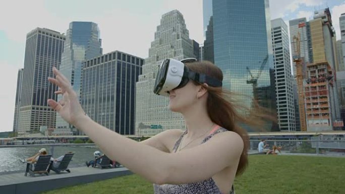 纽约曼哈顿市中心的年轻女性虚拟现实谷歌耳机