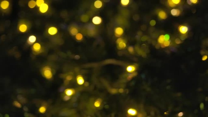4k圣诞树和装饰树灯闪烁五颜六色，家居装饰