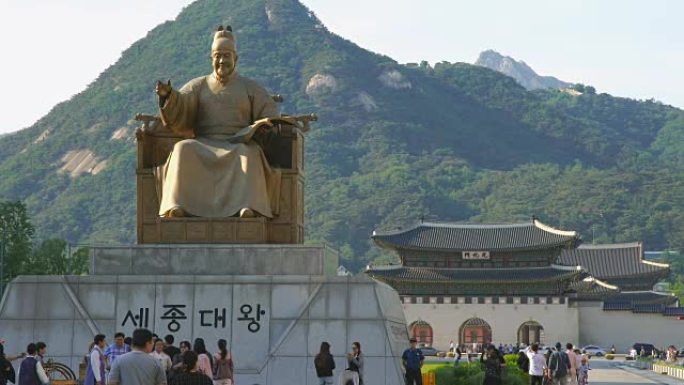 光化门广场的世宗国王雕像，背景为光化门