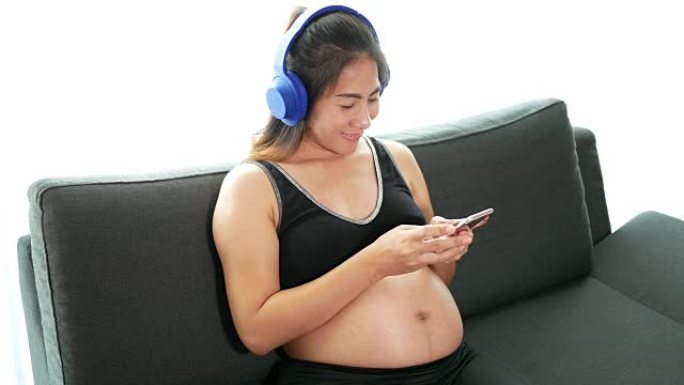 孕妇向未出生的婴儿播放音乐的镜头