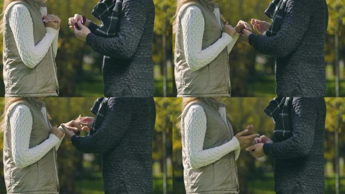 男子将订婚戒指戴在女性手指上，参加秋季公园的提议