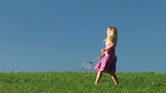 高清: 打羽毛球的小女孩