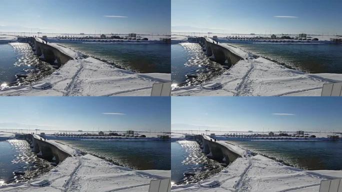 老桥河和雪雪中的桥