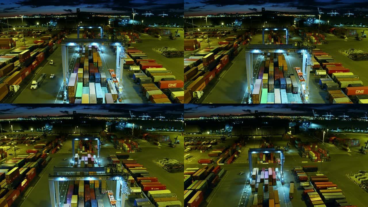 无人驾驶卡车在夜间从港口的跨座车驶离