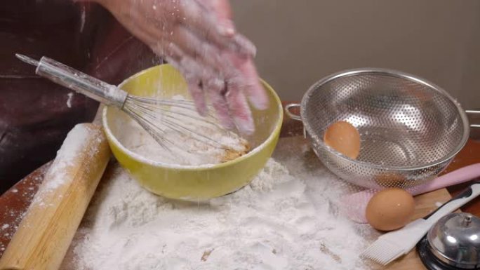 在厨房里手工搅拌面粉烘烤和鸡蛋制作煎饼面团。