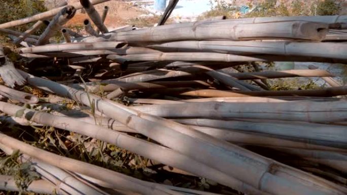 干燥的竹竿被粗心大意地倾倒在印度在建房屋附近