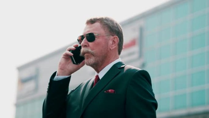 首席执行官在手机上交谈