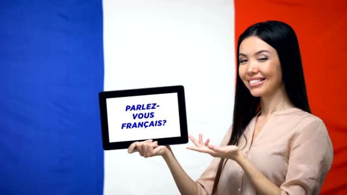 女人拿着平板电脑，你会说法语吗，学习语言的应用程序