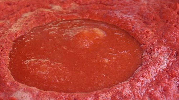 煮沸的切碎的番茄酱的特写镜头