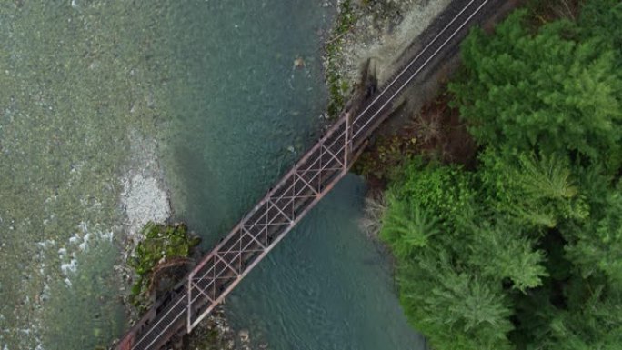 Skykomish河上生锈的铁路桥的俯拍