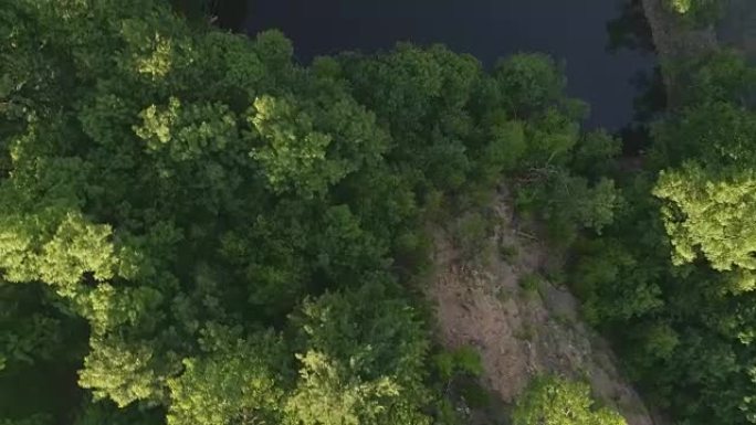 俯视图，在宾夕法尼亚州废弃露天矿底部的湖面上方的鸟瞰图