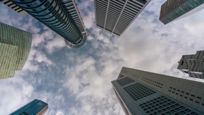 蓝天和云彩的新加坡商业区市中心的时光倒流