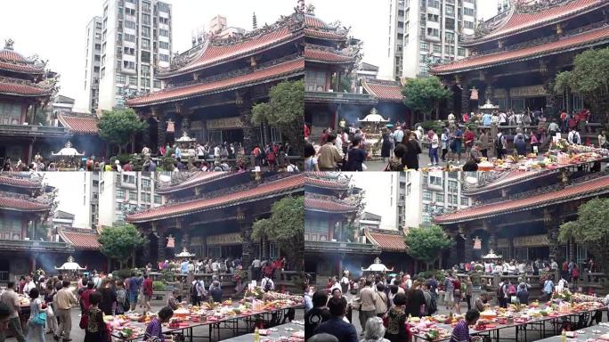 民众在台湾台北市龙山佛寺祈祷