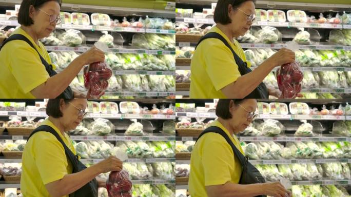 老年妇女在杂货店里选择水果和蔬菜。