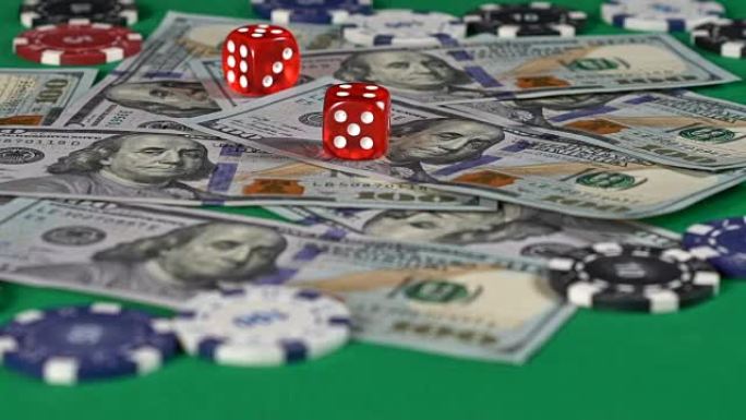 红色骰子滚动的钱，扑克筹码在赌场桌上，赌博的背景