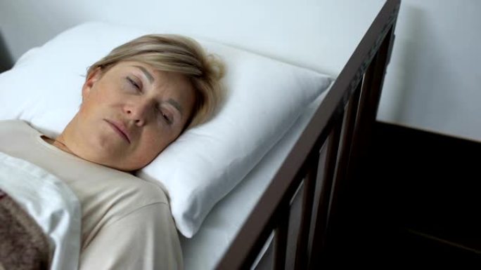 女病人躺在病床上四处张望，健忘症健康问题