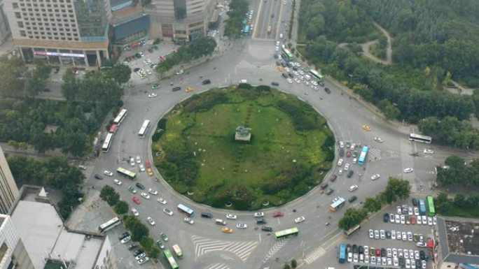 环形交叉路口的鸟瞰图
