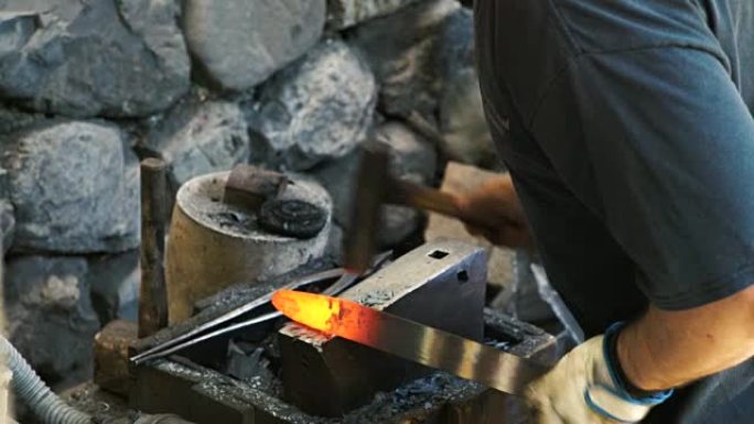 铁匠塑造日本传统料理刀