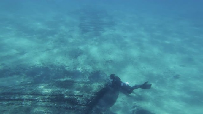 蓝色海洋中的免费潜水员鱼叉捕鱼: 地中海探险