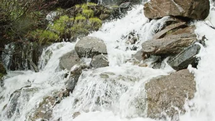来自山涧的水以慢动作落在岩石和巨石上
