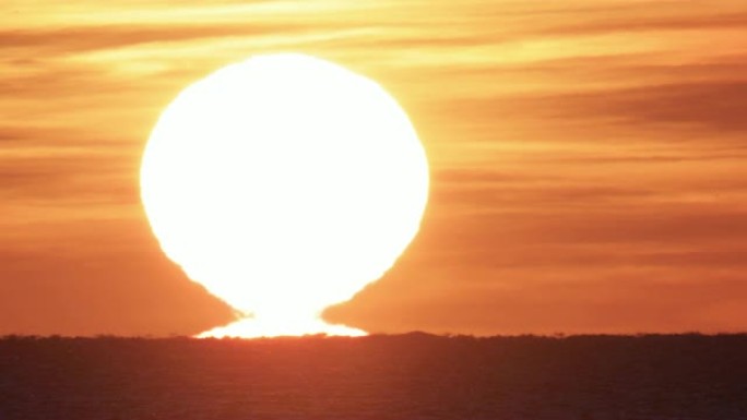 日落时的烈日特写大海海洋长焦视角旭日东升
