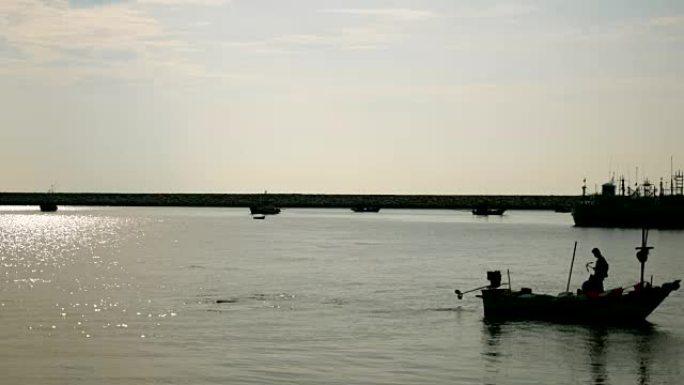 渔民在湖边捕鱼星海湖旅游船清晨