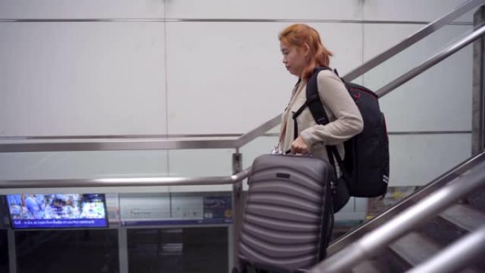 4k镜头女性旅行者在室内停车场将袋子从车里拿出来。