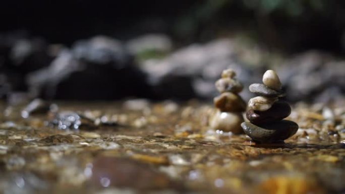 流动的河水上堆积的鹅卵石
