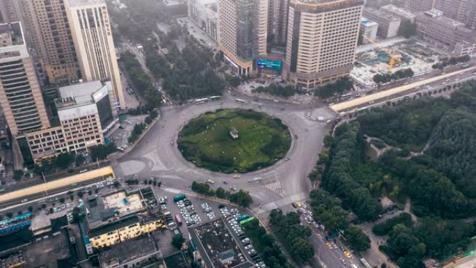 时光倒流，环形交叉路口的鸟瞰图