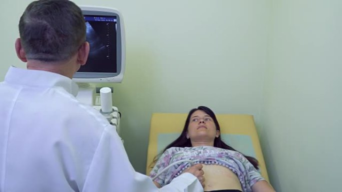 医生用超声设备检查孕妇的腹部