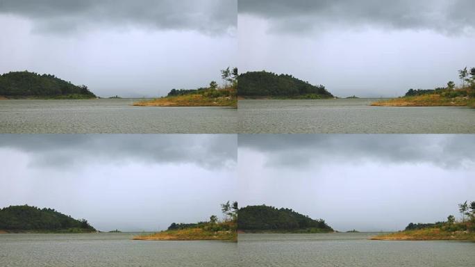 暴风雨在大坝里下雨。