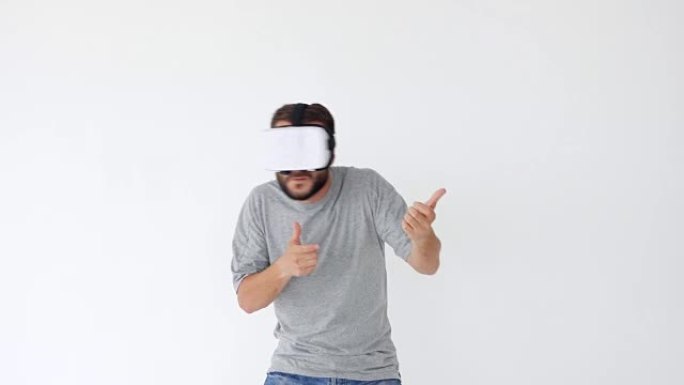 男人戴着眼镜玩虚拟现实游戏，用手做手势，好像在使用武器