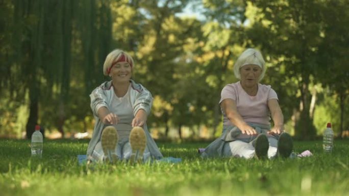 中老年妇女在公园锻炼身体
