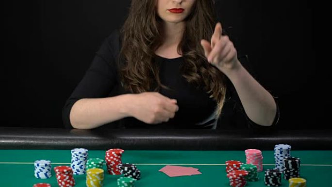 沮丧的女玩家输了一轮扑克，坏手，赌场筹码在桌子上周围