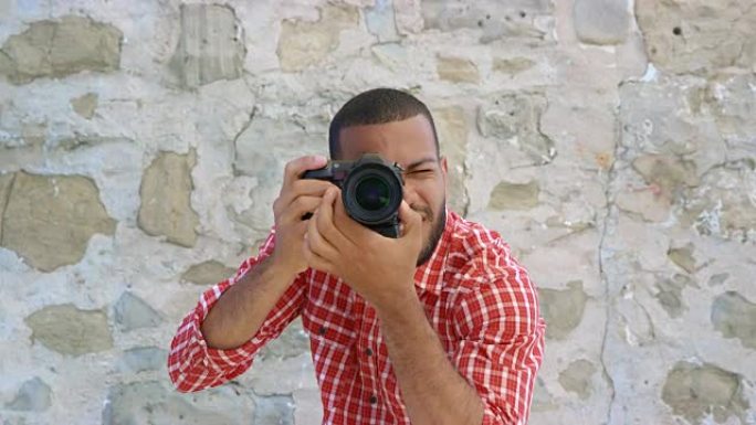 POV年轻男摄影师拍照
